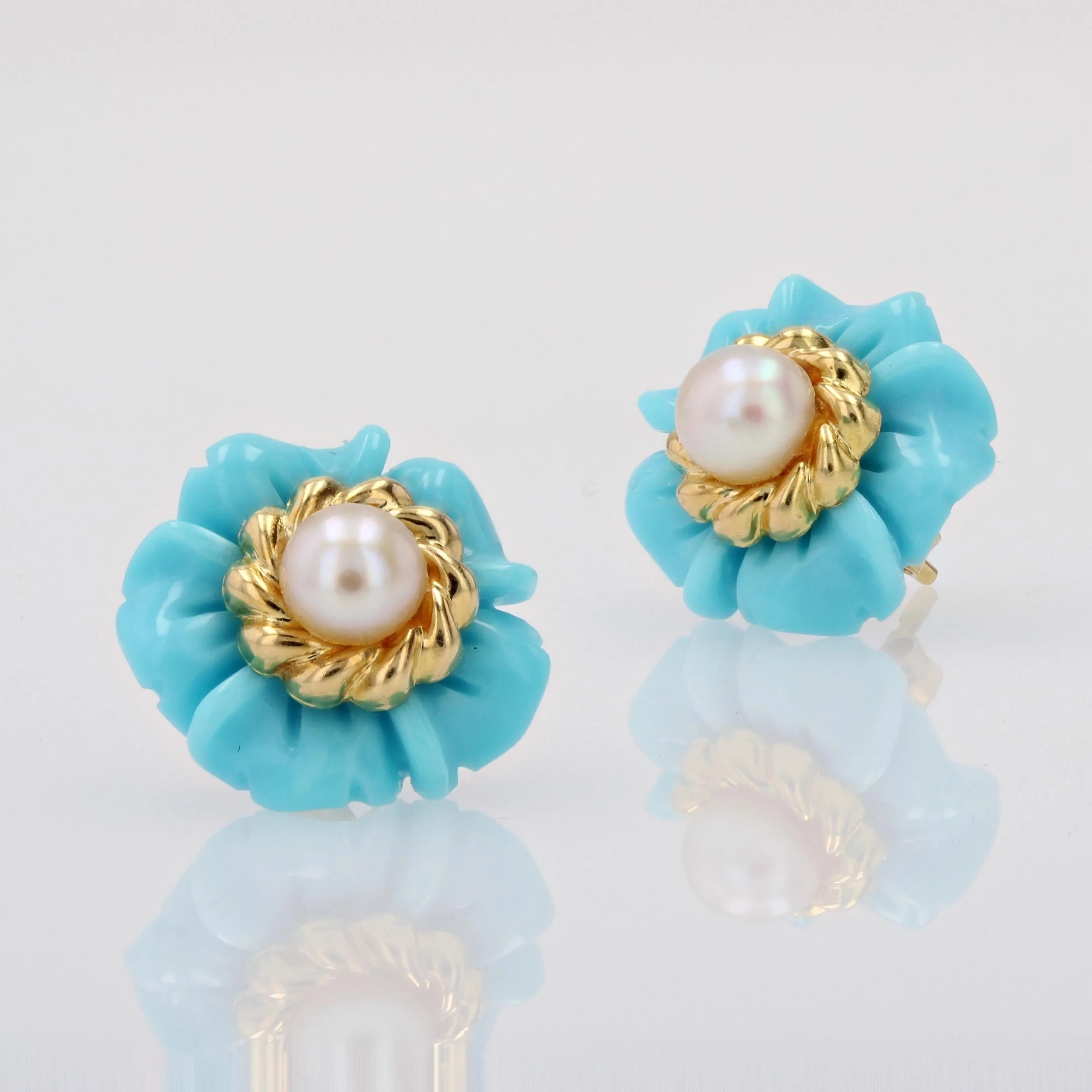 1960s Turquoise Cultured Pearl 18 Karat Yellow Gold Flower Stud Earrings