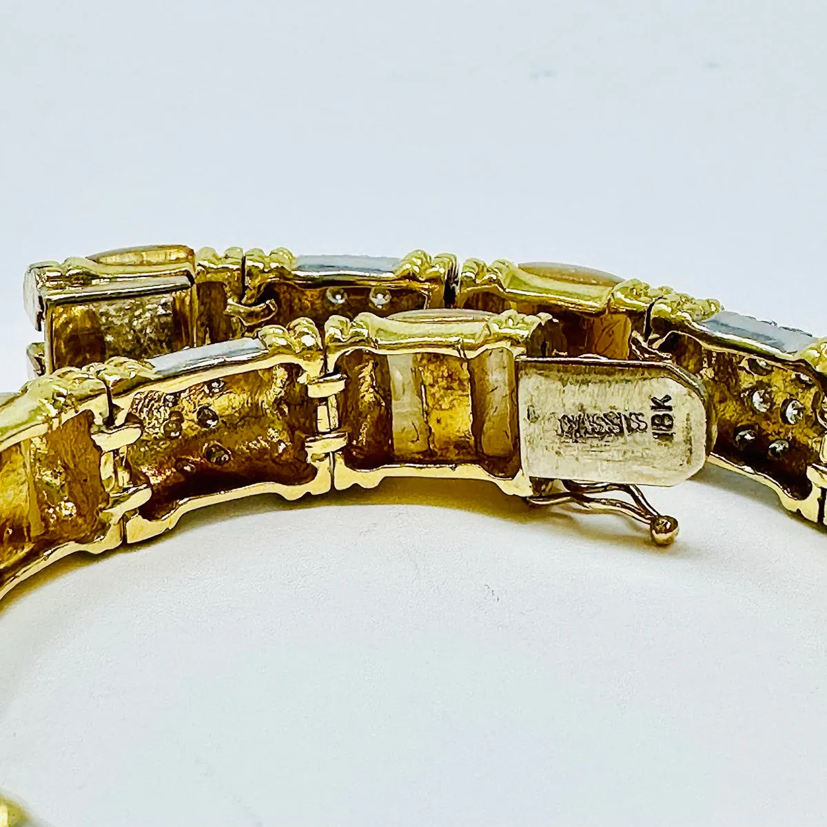 Cassis 18K Gold Bracelet with Mother of Pearl and 56 Diamonds