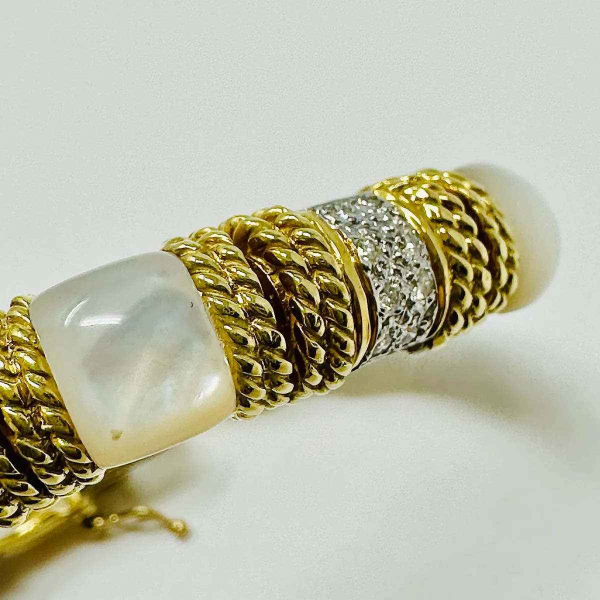 Cassis 18K Gold Bracelet with Mother of Pearl and 56 Diamonds