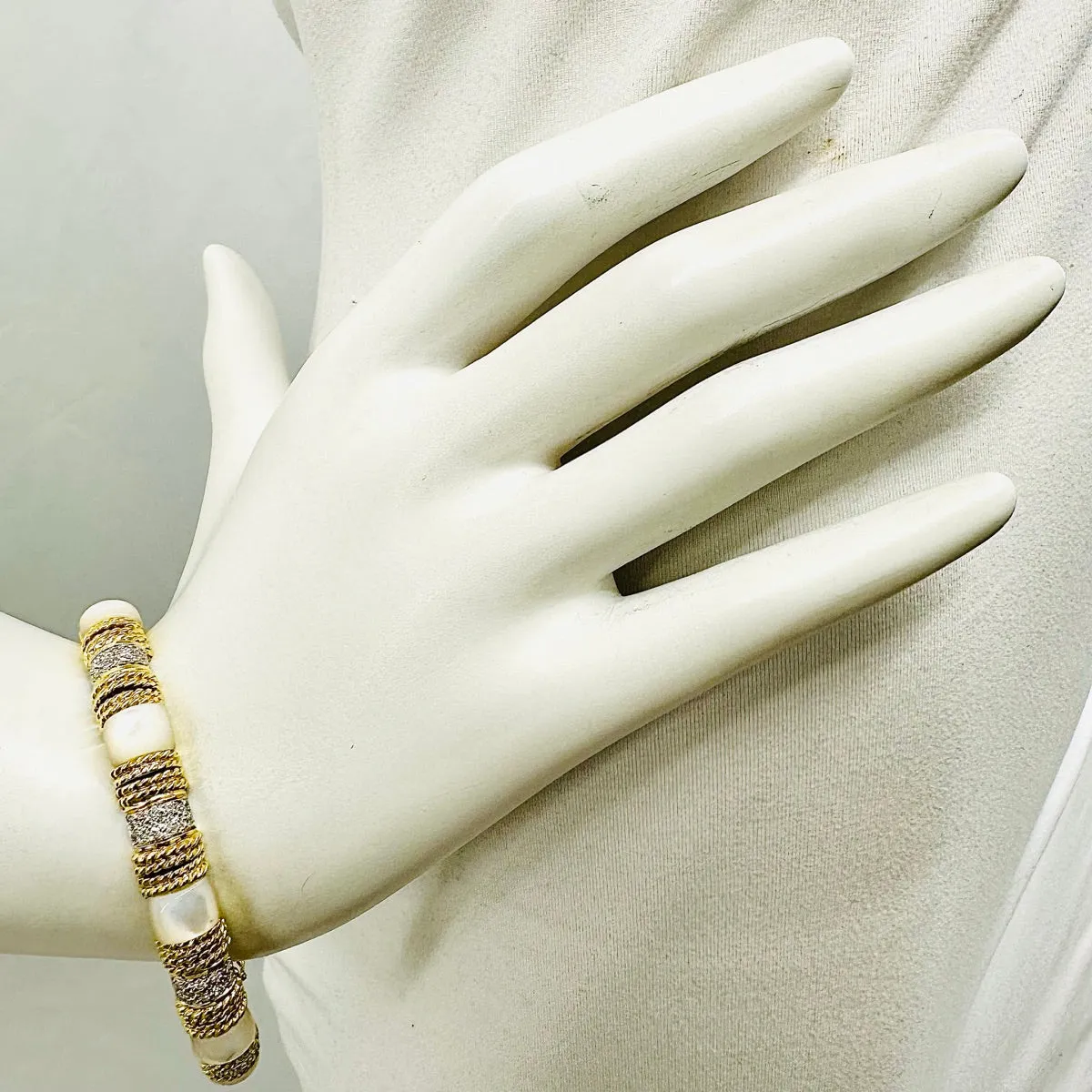 Cassis 18K Gold Bracelet with Mother of Pearl and 56 Diamonds