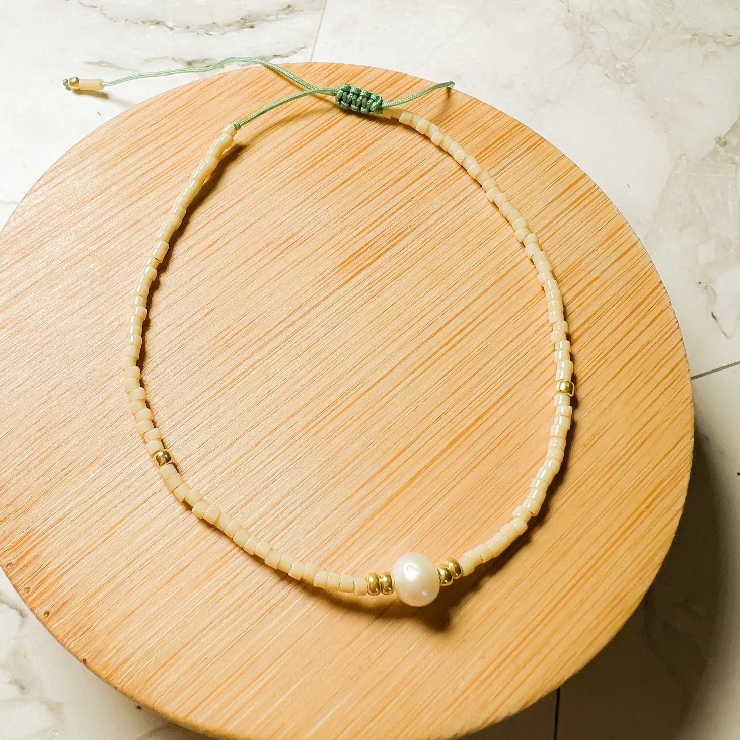 Perla: Pearl and Miyuki Seed Bead Thread Bracelet