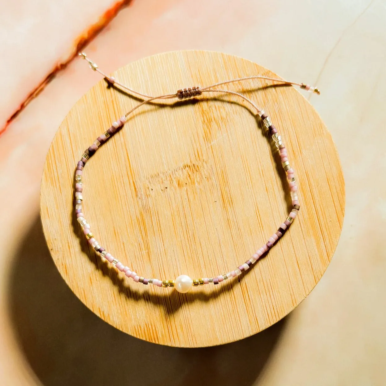 Perla: Pearl and Miyuki Seed Bead Thread Bracelet