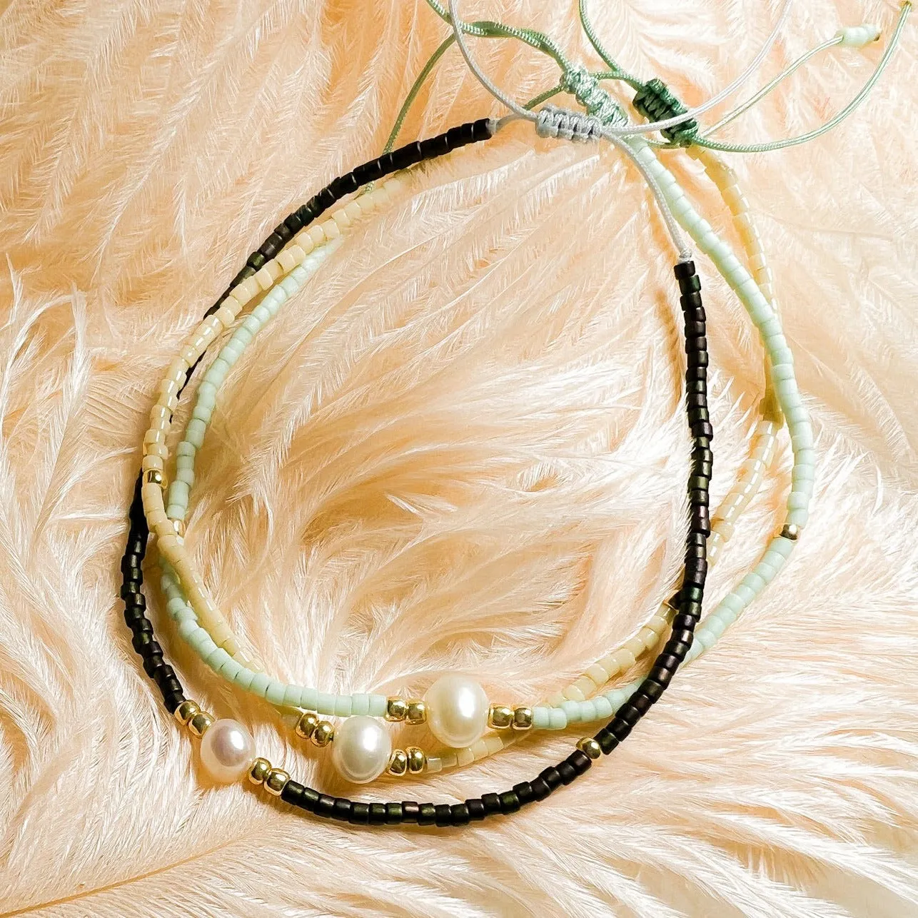 Perla: Pearl and Miyuki Seed Bead Thread Bracelet