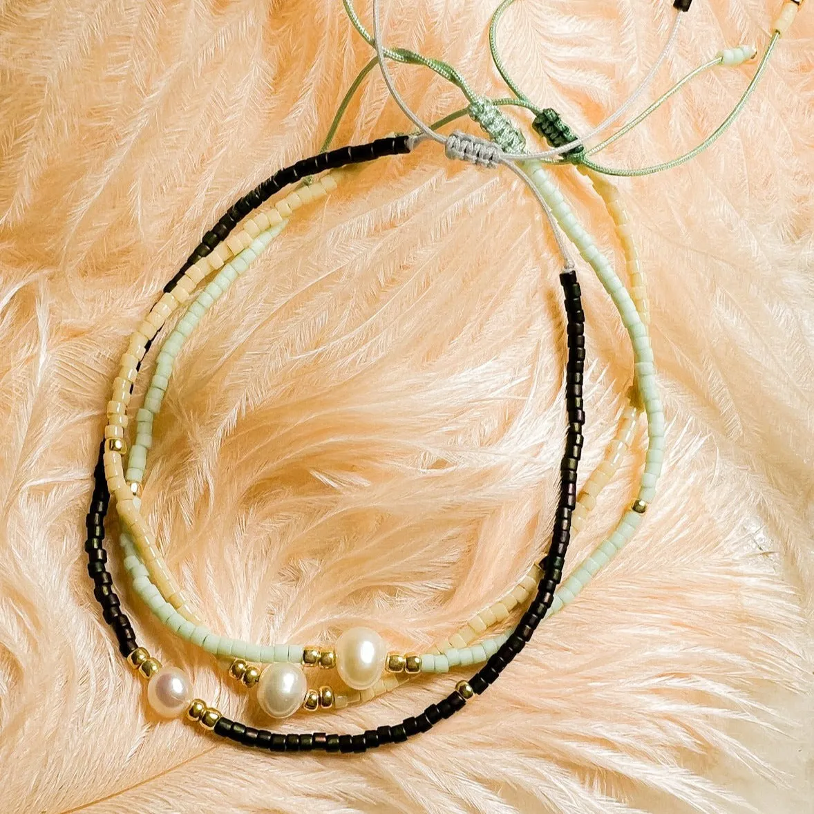 Perla: Pearl and Miyuki Seed Bead Thread Bracelet