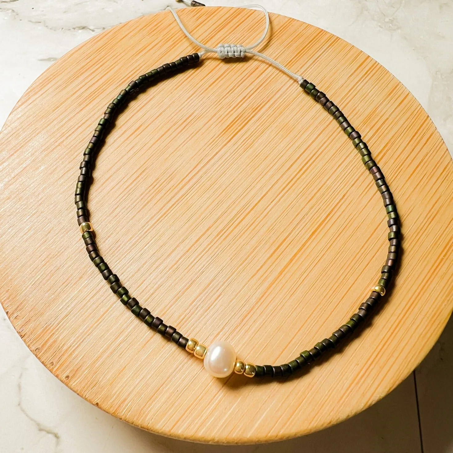Perla: Pearl and Miyuki Seed Bead Thread Bracelet