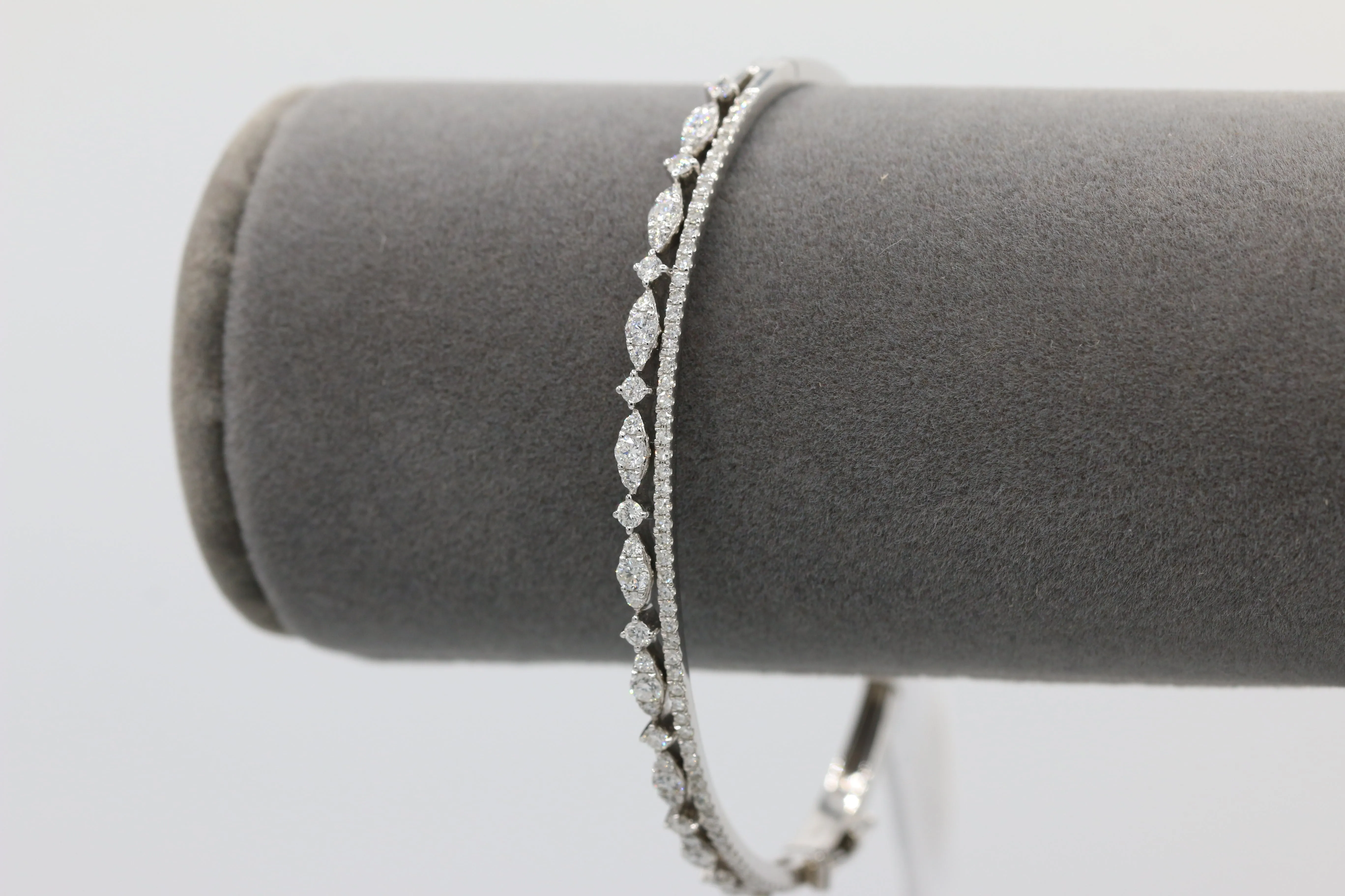 Scalloped Diamond Bangle in 14KT White Gold ( 1.29ct tw dia )