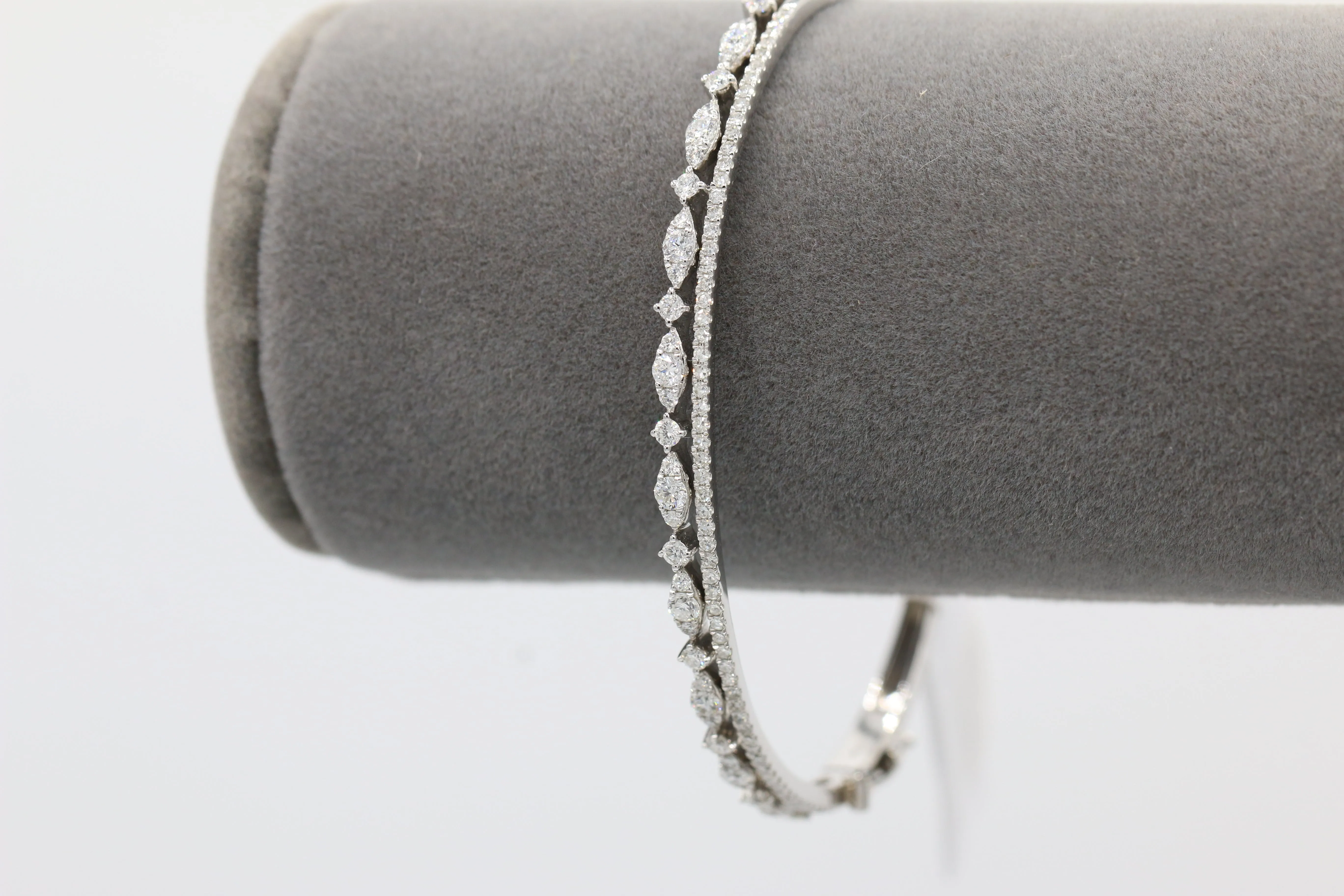 Scalloped Diamond Bangle in 14KT White Gold ( 1.29ct tw dia )