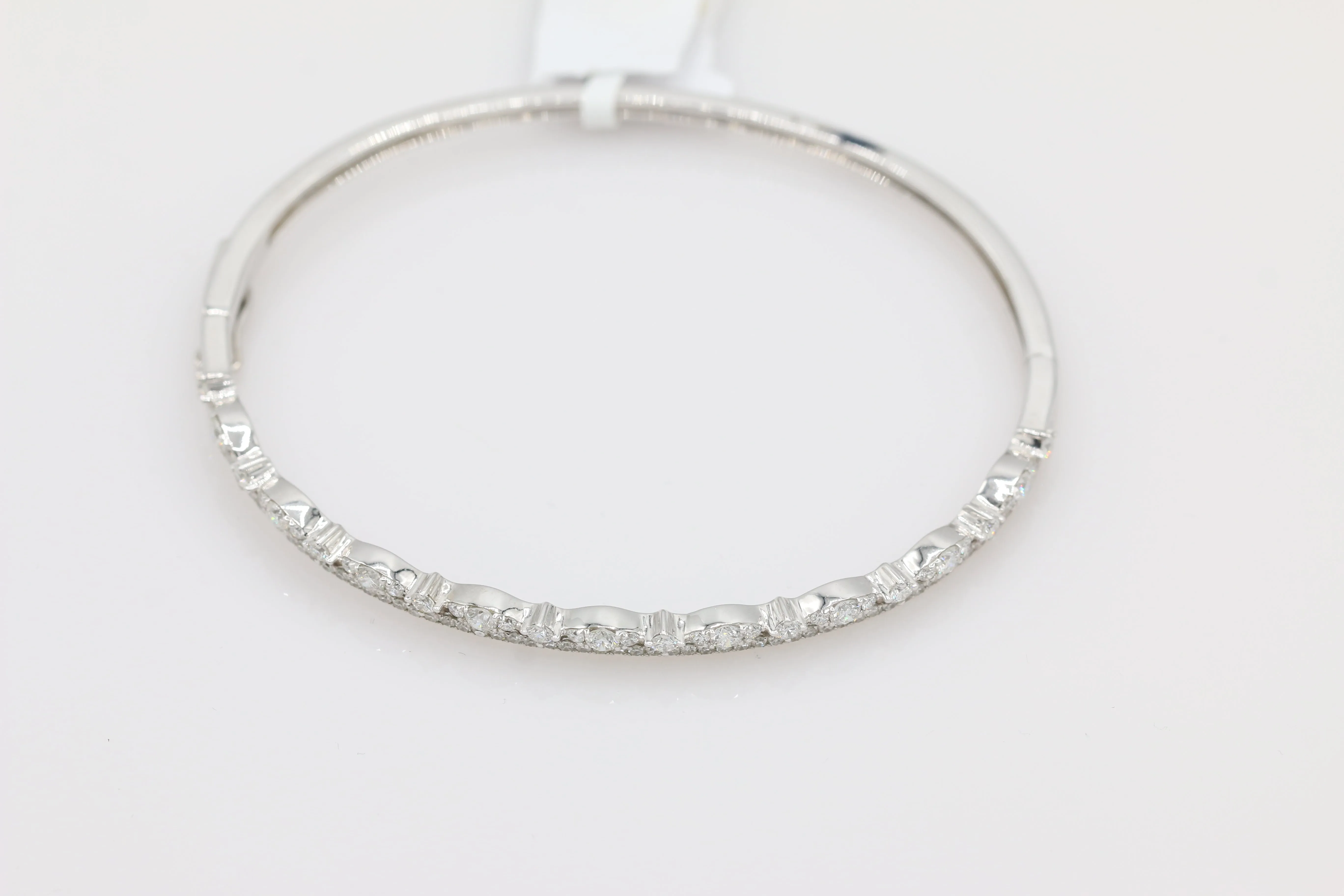 Scalloped Diamond Bangle in 14KT White Gold ( 1.29ct tw dia )