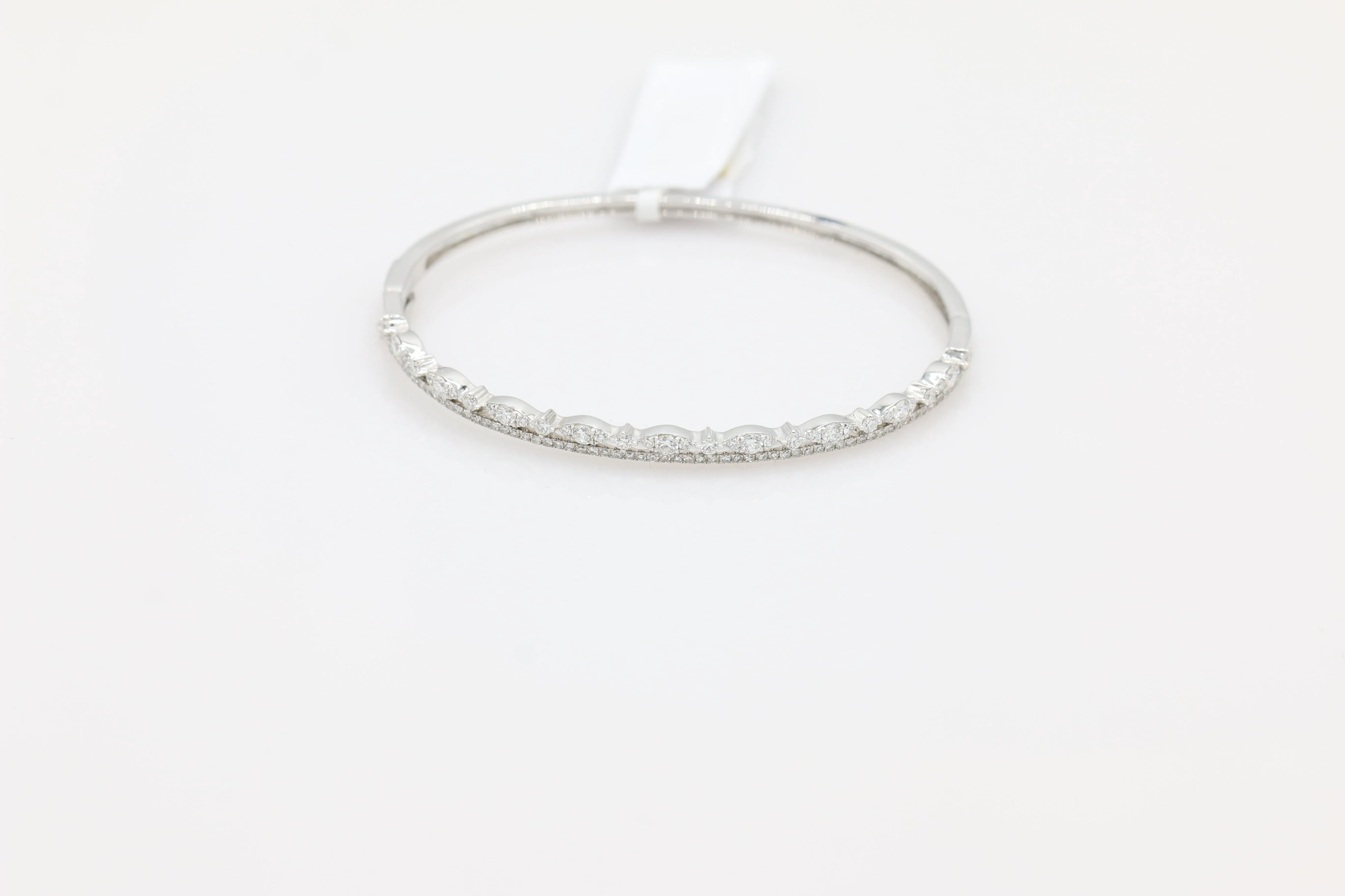 Scalloped Diamond Bangle in 14KT White Gold ( 1.29ct tw dia )