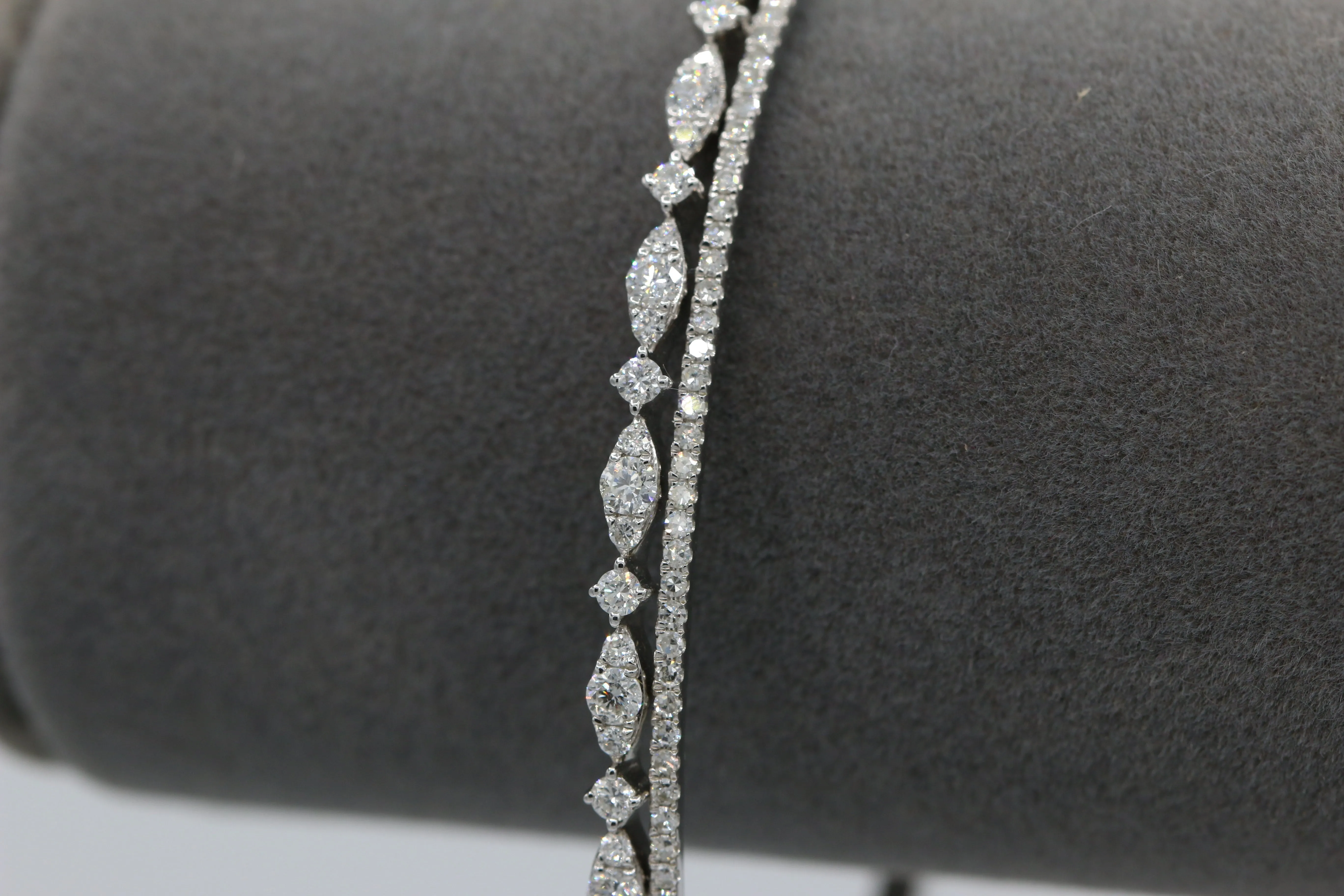 Scalloped Diamond Bangle in 14KT White Gold ( 1.29ct tw dia )