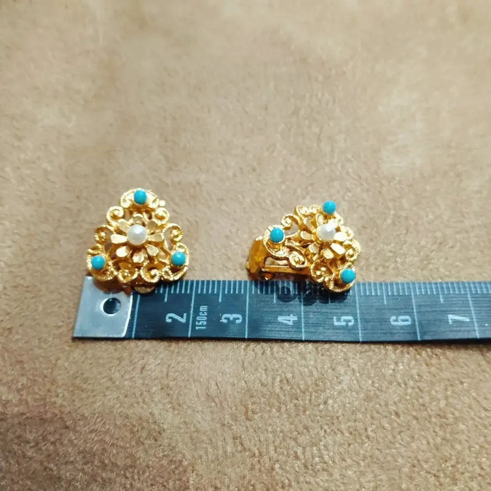 Vintage small turquoise pearl flower triangular clip on earrings